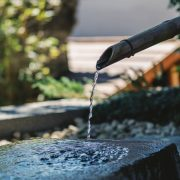 回头看，轻舟已过万重山;向前看，道路漫漫亦灿灿